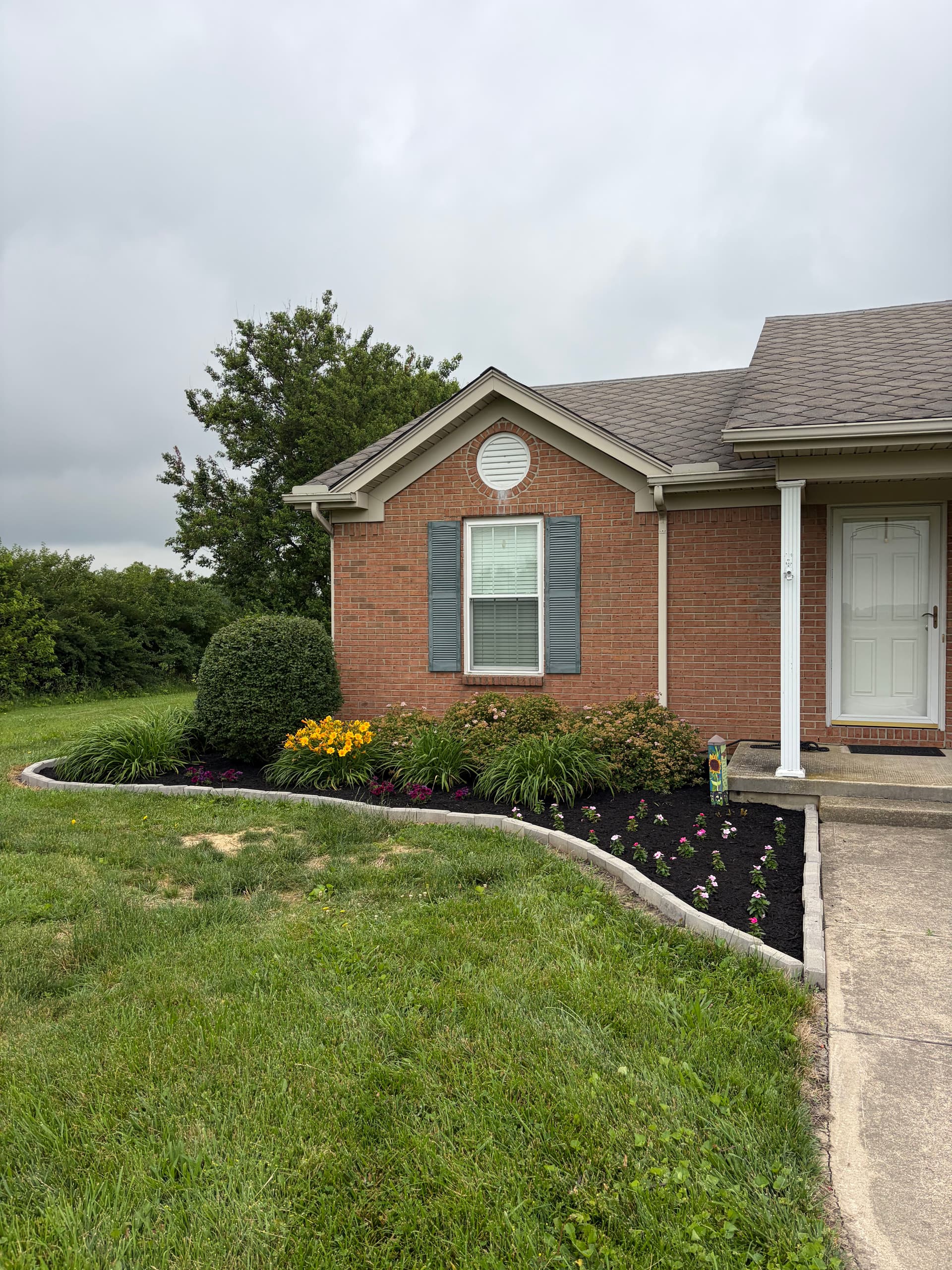 Gallery photos for Fresh Mulch and Flower Beds Done Right in Hamilton OH: Image #1
