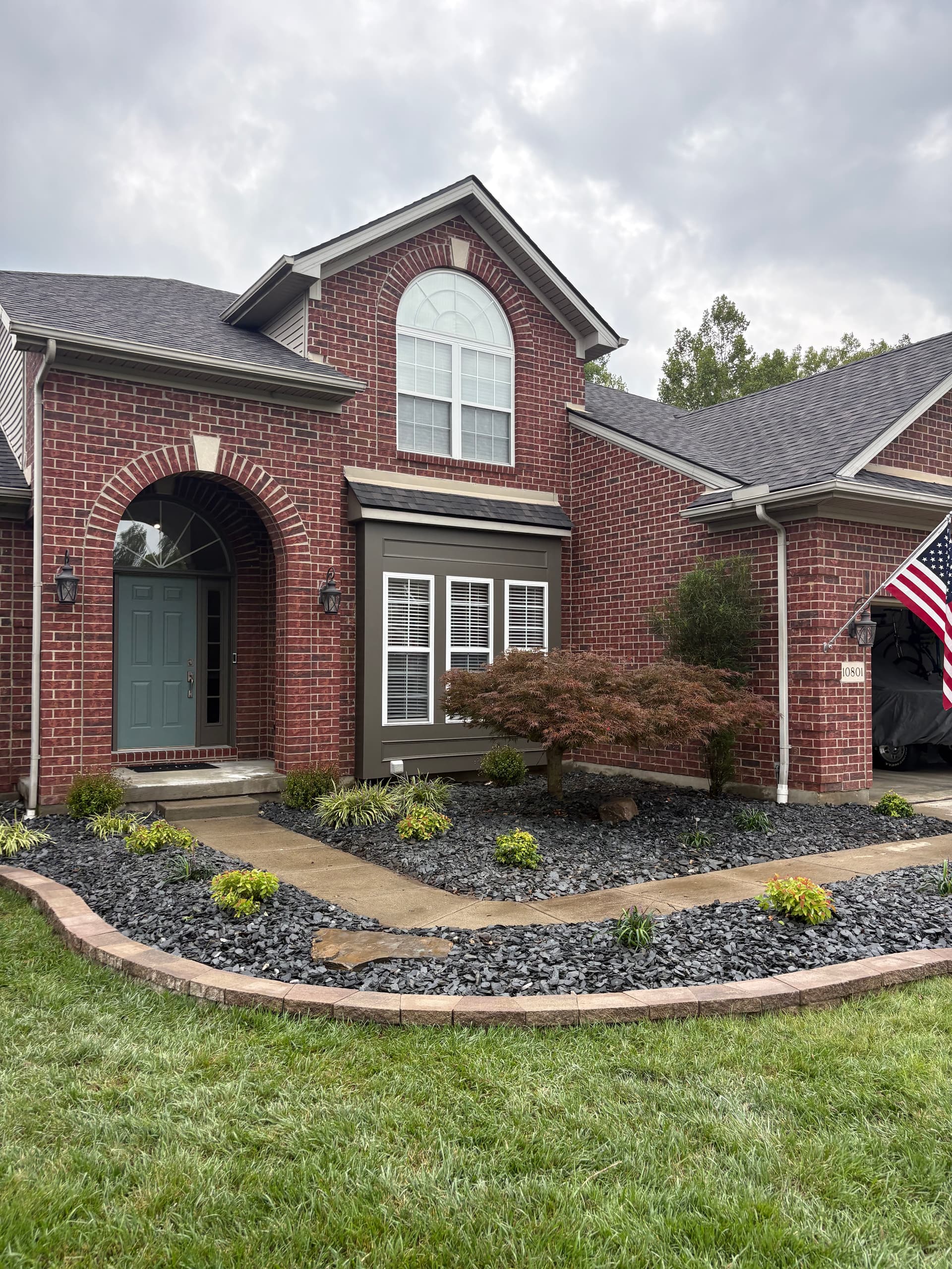 Gallery photos for Black Slate Rock and Brick Edging Give This Home Serious Curb Appeal: Image #1