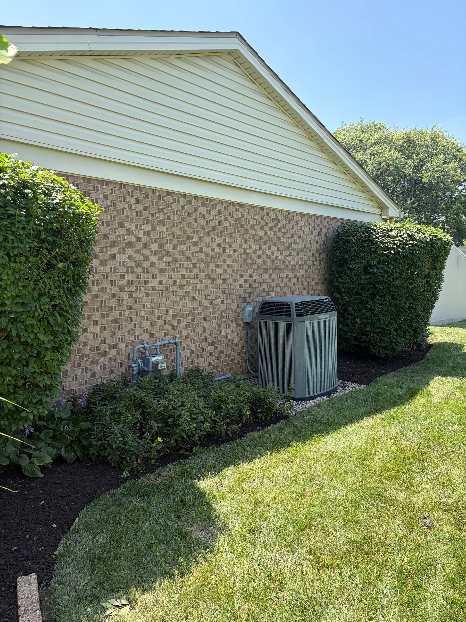 Gallery photos for Fresh Mulch Install Keeps Liberty Township Curb Appeal on Point: Image #1